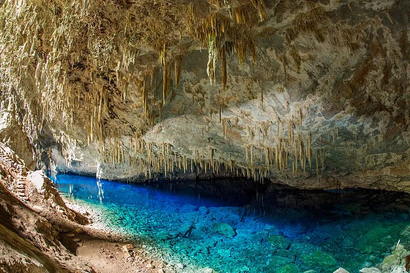 Interior da Gruta do Lago Azul com estalactites e lago cristalino azul em Bonito, Mato Grosso do Sul