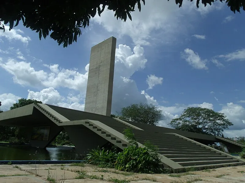 Monumento da Guerra do Jenipapo em Campo Maior, Piauí, com escadarias e obelisco ao fundo