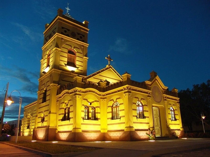 Igreja Matriz de Nossa Senhora do Carmo iluminada à noite em Boa Vista, Roraima.