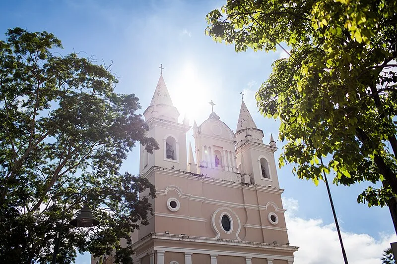 Igreja de São Benedito em Teresina com o sol ao fundo