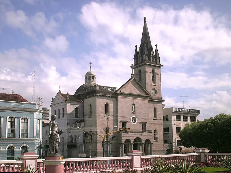Fachada da Igreja de São Sebastião com céu azul em Manaus