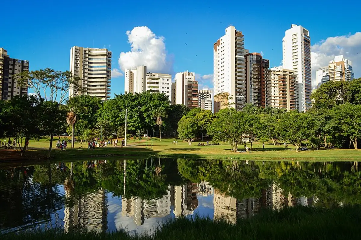 Lago das Rosas em Goiânia com prédios ao fundo refletidos na água. Por jcdf, CC BY-SA 2.0, via Wikimedia Commons