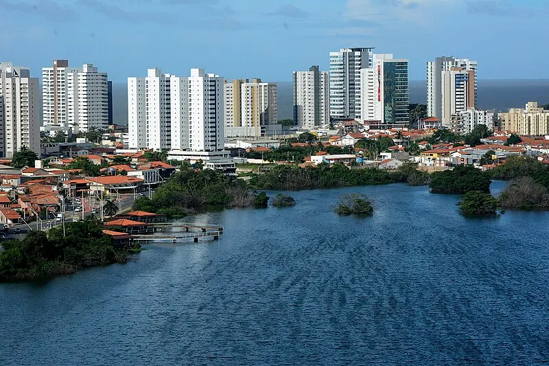 Vista da Lagoa da Jansen com prédios ao fundo em São Luís do Maranhão