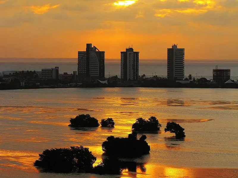Pôr do sol na Lagoa da Jansen com prédios ao fundo em São Luís, Maranhão