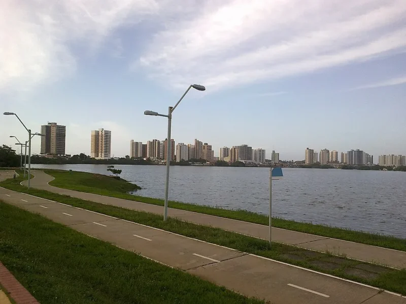 Vista da Lagoa da Jansen com prédios ao fundo em São Luís do Maranhão