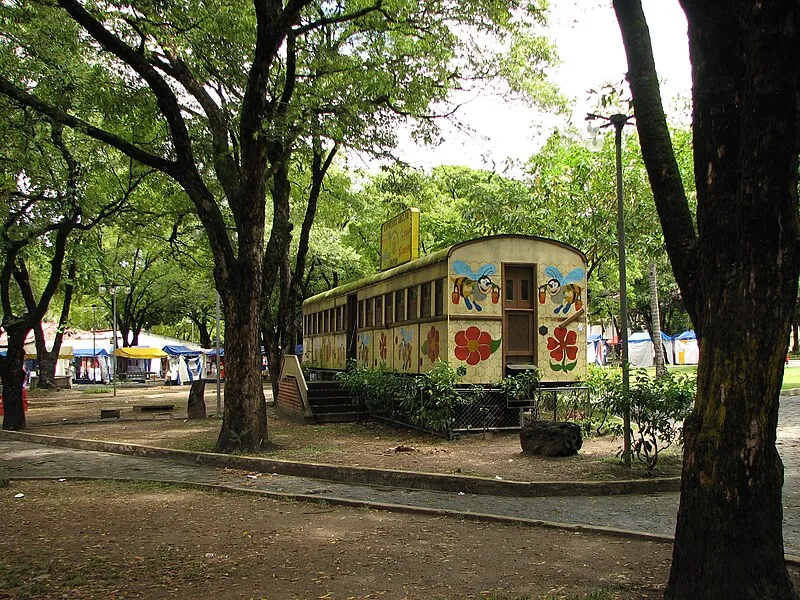Vagão decorado com pinturas infantis no Parque Teófilo Dantas, em Aracaju