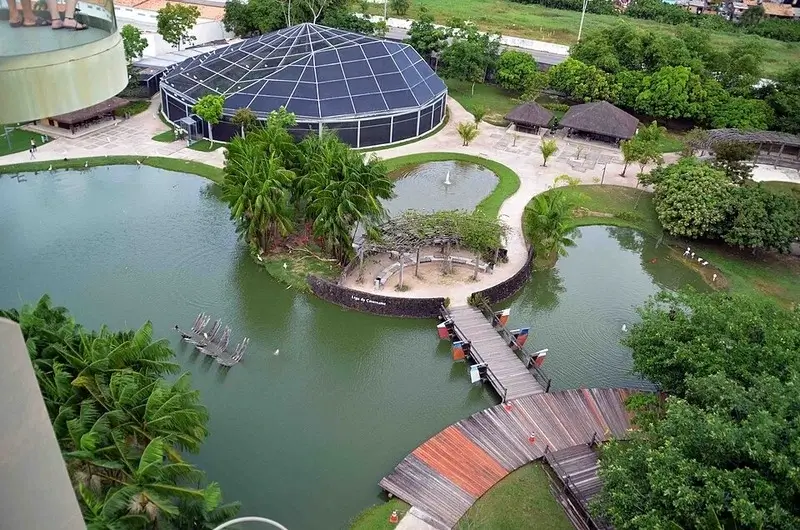 Vista aérea do Mangal das Garças em Belém com lago, passarelas de madeira e área verde