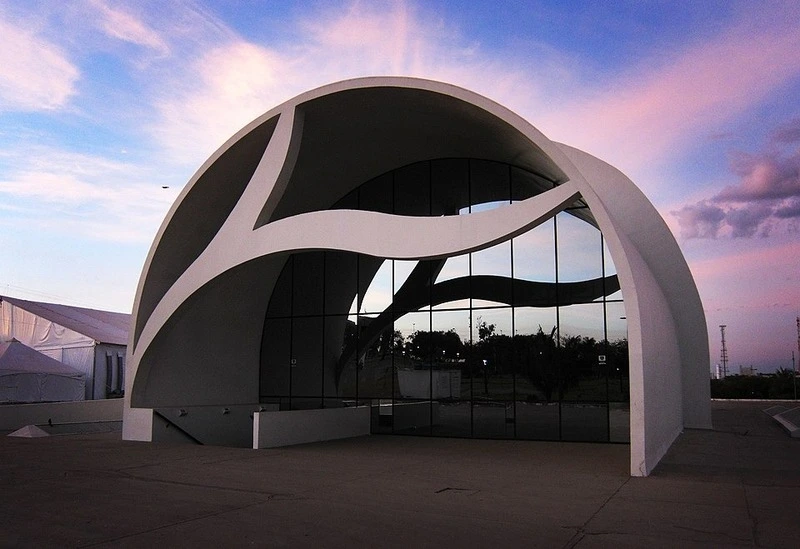 Memorial Coluna Prestes em Palmas com arquitetura moderna em arcos brancos ao entardecer