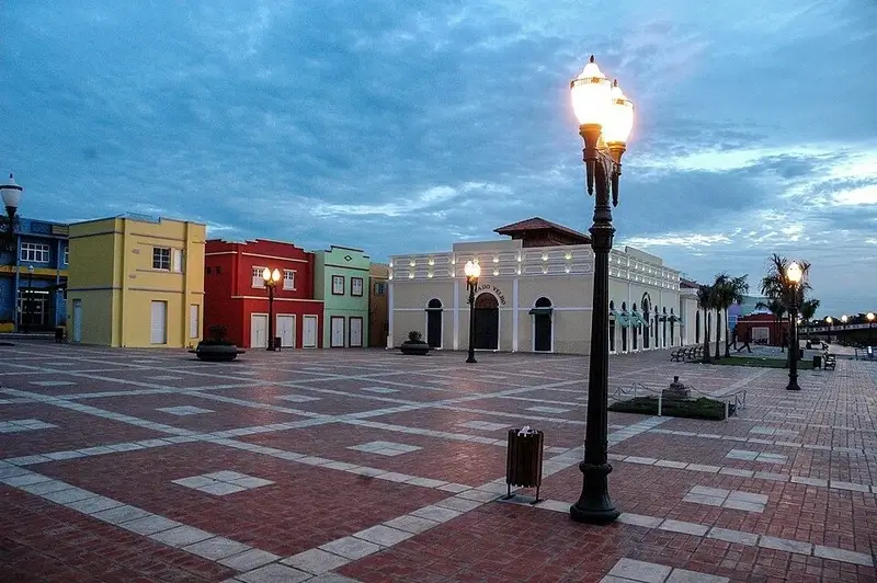 Mercado Velho de Rio Branco à noite, área histórica no centro da capital do Acre