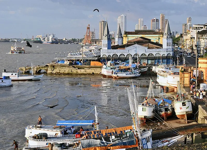 Barcos atracados próximos ao mercado Ver-o-Peso em Belém do Pará