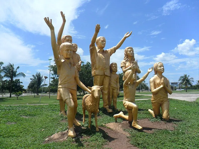 Monumento com esculturas de crianças orando em Palmas, Tocantins