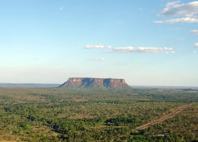 Vista panorâmica do Morro do Chapéu no Maranhão, com vegetação ao redor e céu azul