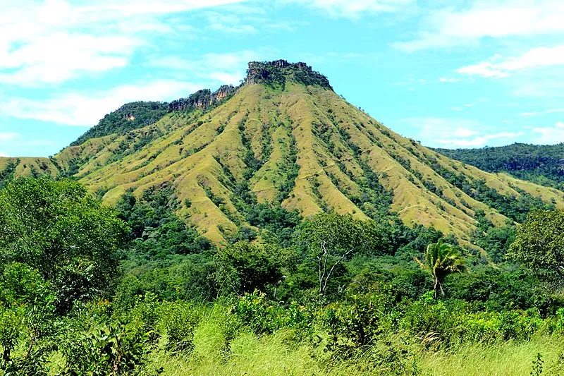 Morro do Segredo em Tocantins com vegetação ao redor