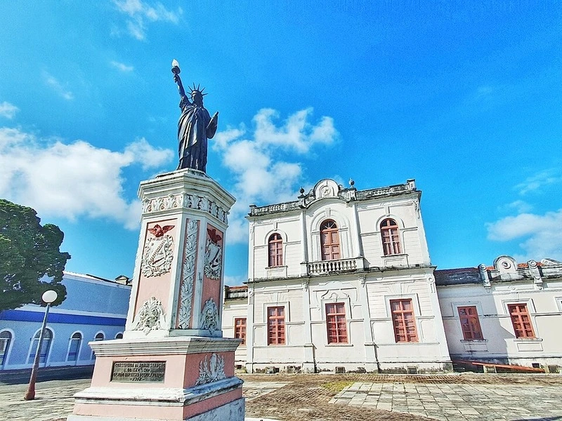 Museu da Imagem e do Som de Alagoas, com estátua na Praça Dois Leões, em Maceió AL