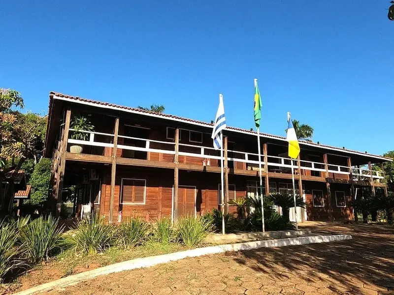 Museu Histórico do Tocantins Palacinho, em Palmas, com arquitetura em madeira e bandeiras oficiais hasteadas.