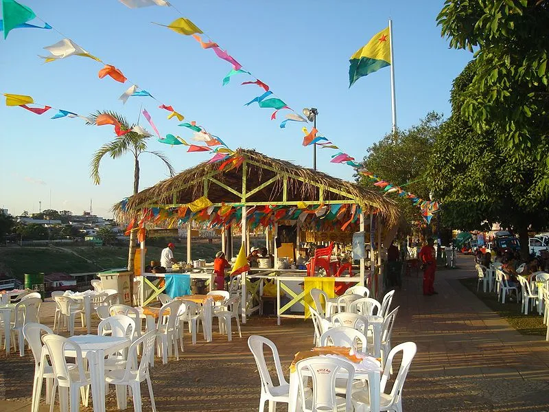 Quiosque decorado na orla da Gameleira em Rio Branco com bandeirolas coloridas