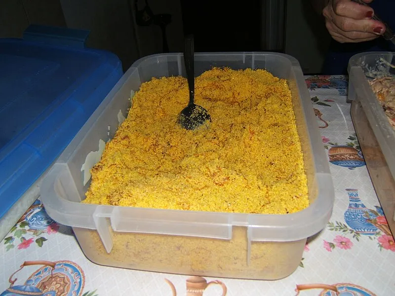 Paçoca de carne servida em recipiente de plástico, prato típico de Roraima