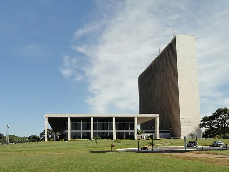 Fachada do Palácio do Buriti com torre administrativa ao fundo