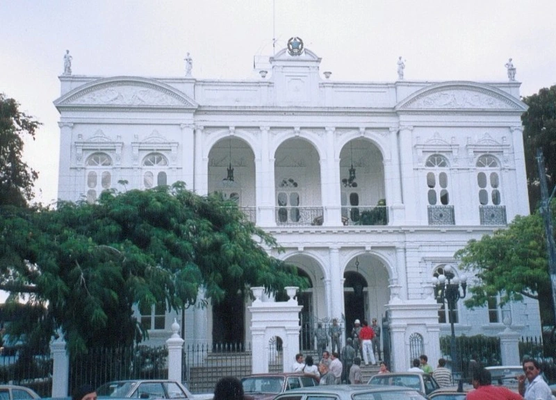 Fachada histórica do Palácio do Governo de Alagoas no centro de Maceió