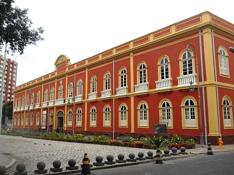 Fachada histórica do Palácio Provincial com arquitetura neoclássica em Manaus