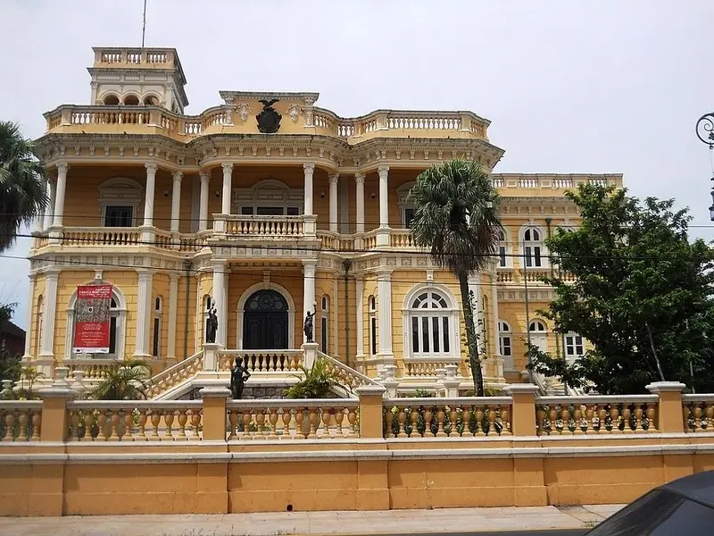 Vista do Palácio Rio Negro, centro cultural de Manaus, Amazonas, com arquitetura imponente e fachada amarela.