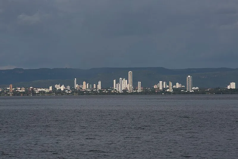 Vista panorâmica da cidade de Palmas, Tocantins, com o lago à frente