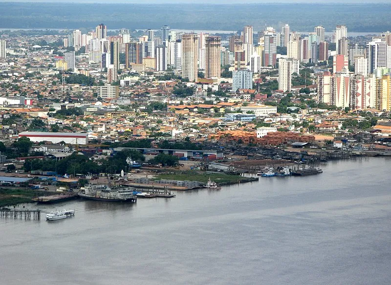 Vista aérea da cidade de Belém do Pará com prédios e margem do rio