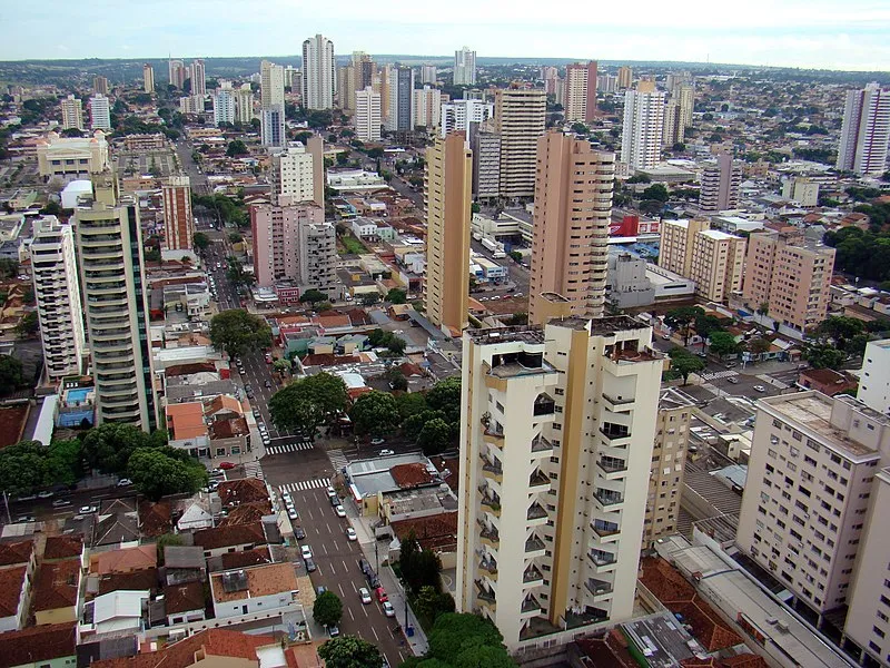Vista aérea da cidade de Campo Grande com muitos edifícios altos e ruas organizadas
