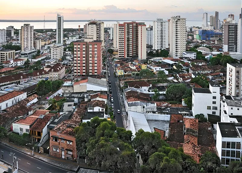 Vista panorâmica do centro de Belém com edifícios residenciais e o rio ao fundo