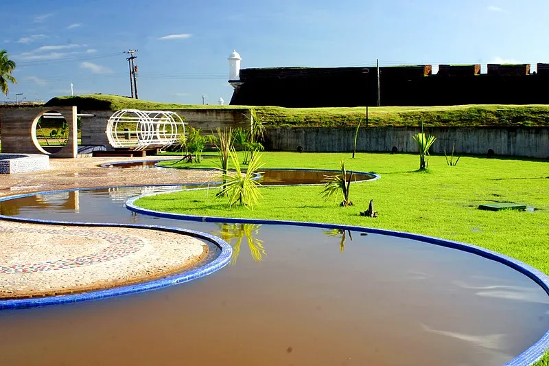 Parque do Forte em Macapá com jardins e espelho d’água em frente à Fortaleza de São José