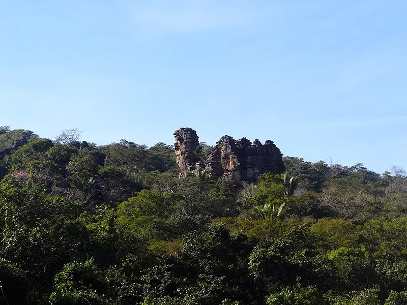Formação rochosa no meio da vegetação do Parque Dom Osório Stoffel em Mato Grosso
