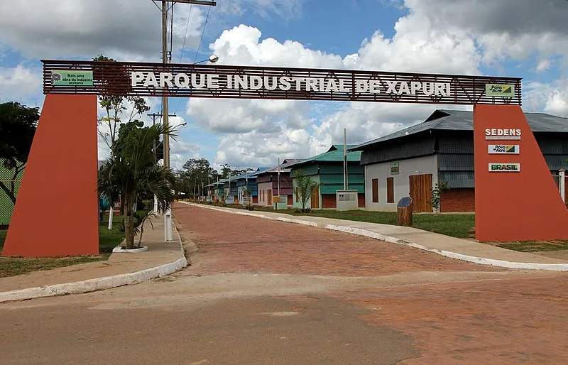 Entrada do Parque Industrial de Xapuri com galpões ao fundo