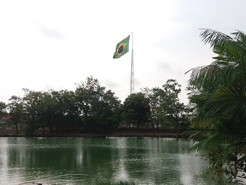 Bandeira do Brasil hasteada ao lado da Lagoa do Japiim em Manaus