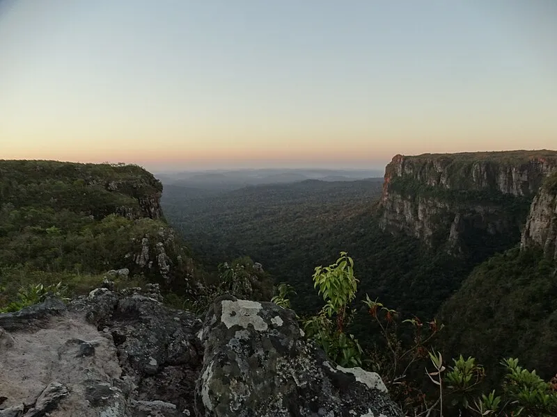 Vista do Parque Nacional de Pacaás Novos com paredões rochosos e vegetação densa ao entardecer