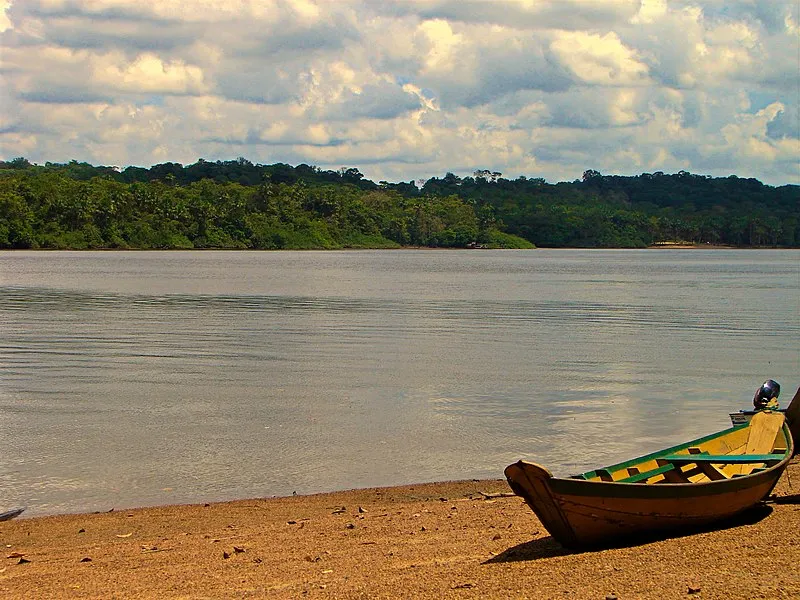 Barco de madeira na margem do rio no Parque Nacional do Cabo Orange, Amapá