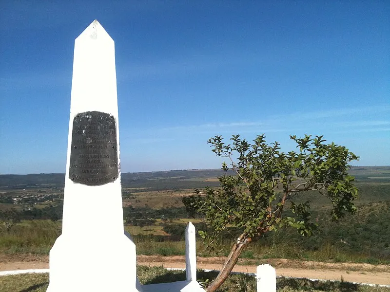 Obelisco da Pedra Fundamental de Brasília com paisagem ao fundo