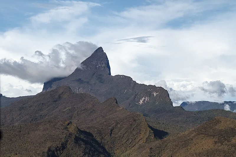 Vista do Pico da Neblina, ponto mais alto do Brasil, cercado por nuvens e vegetação amazônica