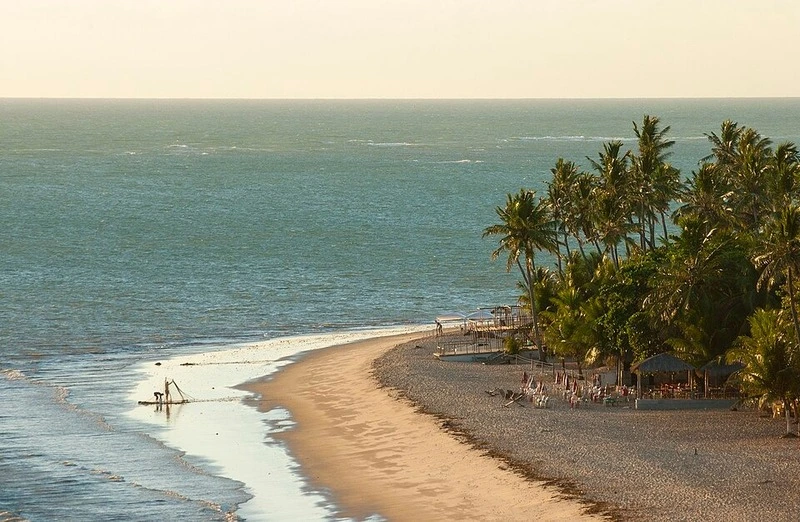 Vista da Ponta do Seixas em João Pessoa PB, ponto mais oriental das Américas, com praia, coqueiros e mar azul.