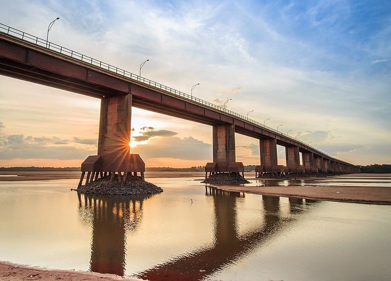 Ponte dos Macuxis sobre o rio Branco ao pôr do sol em Boa Vista, Roraima.