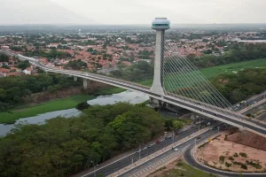 Vista aérea da Ponte Estaiada de Teresina com o mirante e o rio Poti ao fundo