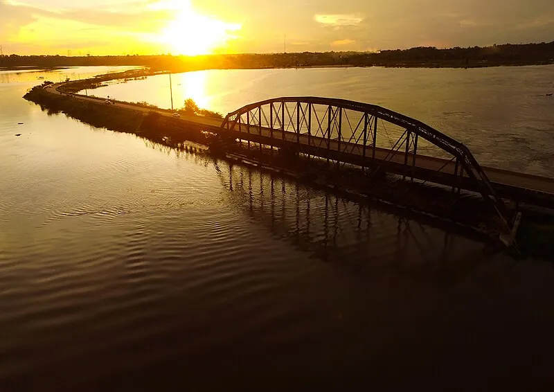 Ponte ferroviária antiga de Jaci-Paraná ao pôr do sol em Porto Velho