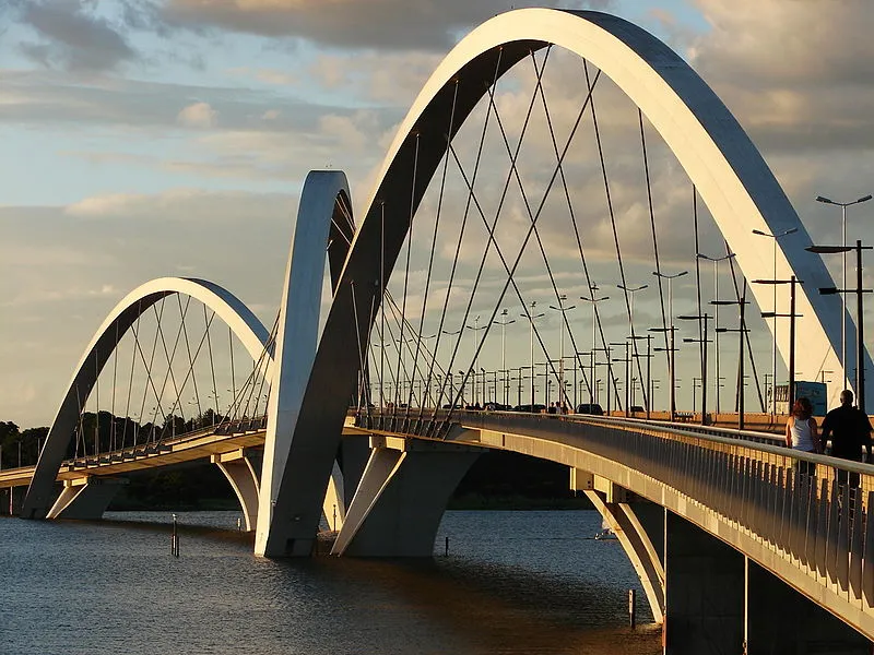 Ponte JK em Brasília com estrutura em arcos sobre o Lago Paranoá ao entardecer