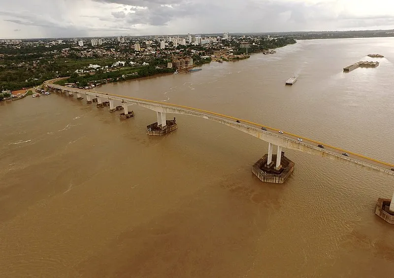 Ponte sobre o Rio Madeira ligando Porto Velho ao interior de Rondônia