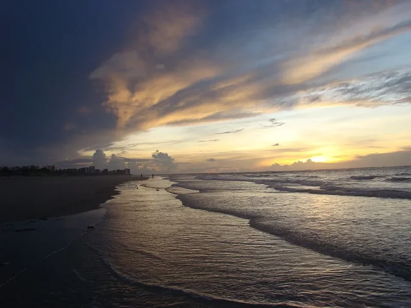 Pôr do sol na Praia do Calhau em São Luís do Maranhão