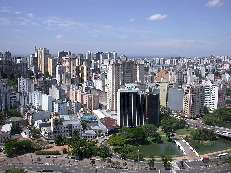 Vista aérea do centro de Porto Alegre com prédios altos e parque urbano