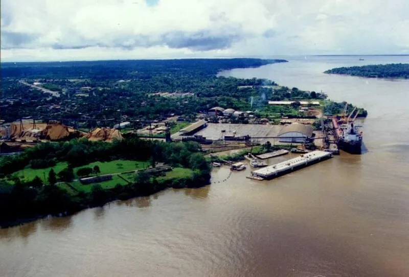 Vista aérea do Porto de Santana no Amapá, com embarcações e galpões