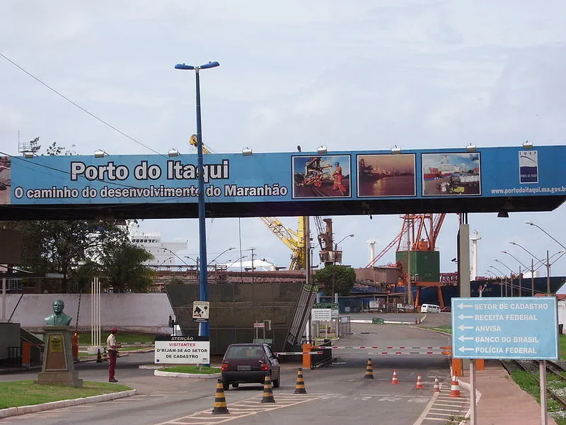 Entrada principal do Porto do Itaqui com letreiro destacando seu papel no desenvolvimento do Maranhão