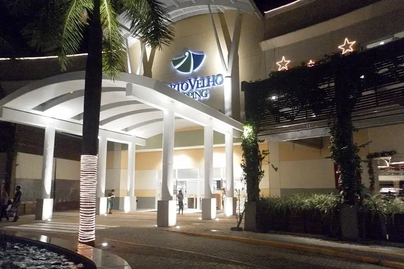 Fachada do Porto Velho Shopping à noite, principal centro comercial de Porto Velho, Rondônia