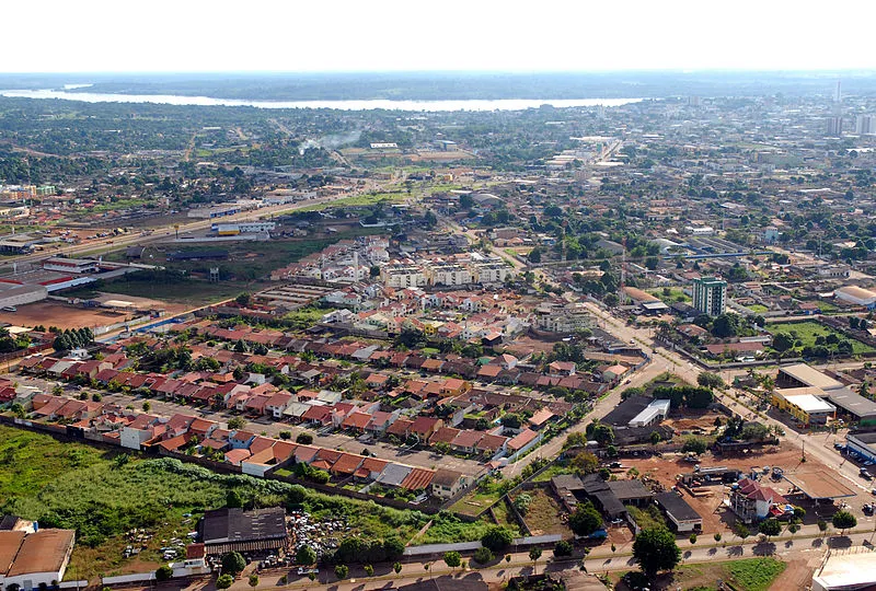 Vista aérea de Porto Velho com bairros residenciais e Rio Madeira ao fundo