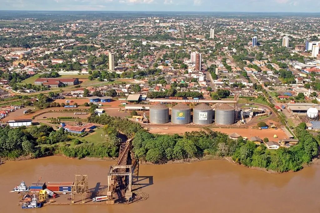 Vista aérea de Porto Velho com silos de grãos, área urbana e Rio Madeira